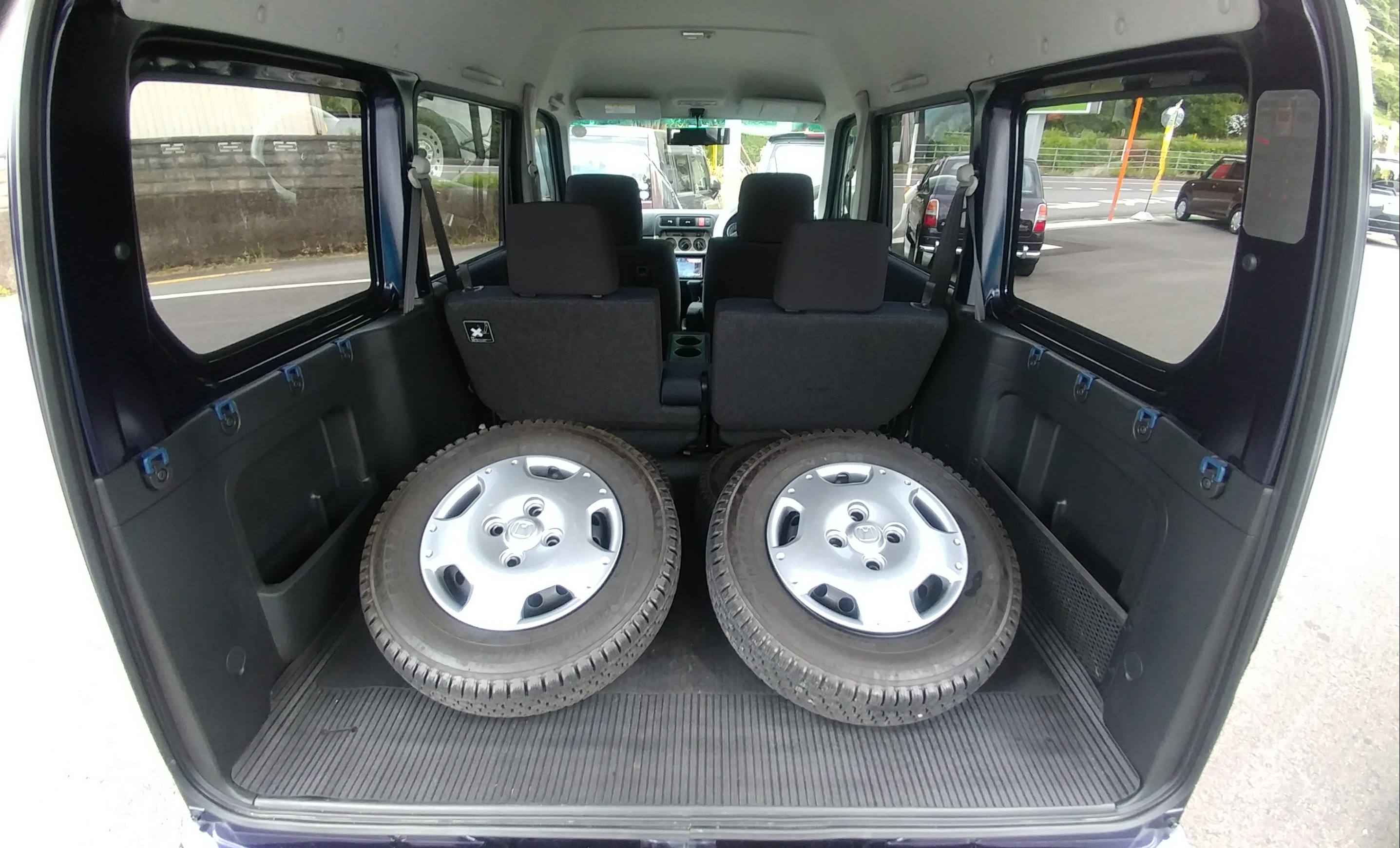 【徳島県三好郡エムネット】平成21年式ホンダ・バモスHM4型の荷室内にはスタッドレス4本もセットで買取いたしました!