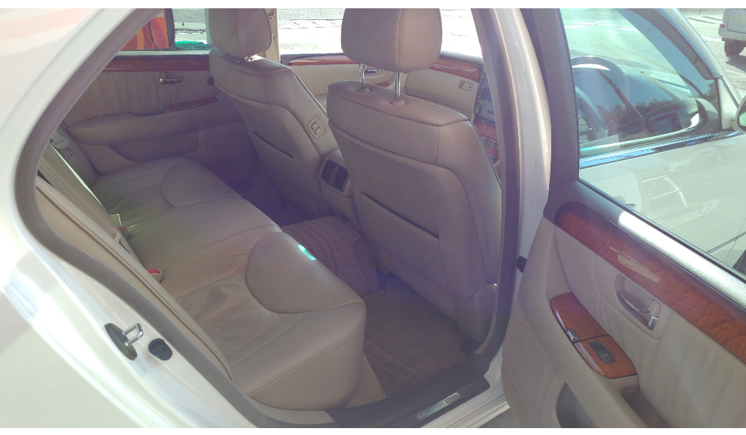 エムネットが車買取したトヨタ・セルシオUCF30型の後部座席。本革シートが決まってます！