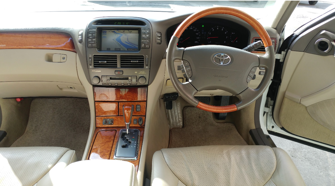 エムネットが車買取したトヨタセルシオUCF30型のセンターコンソール周り！