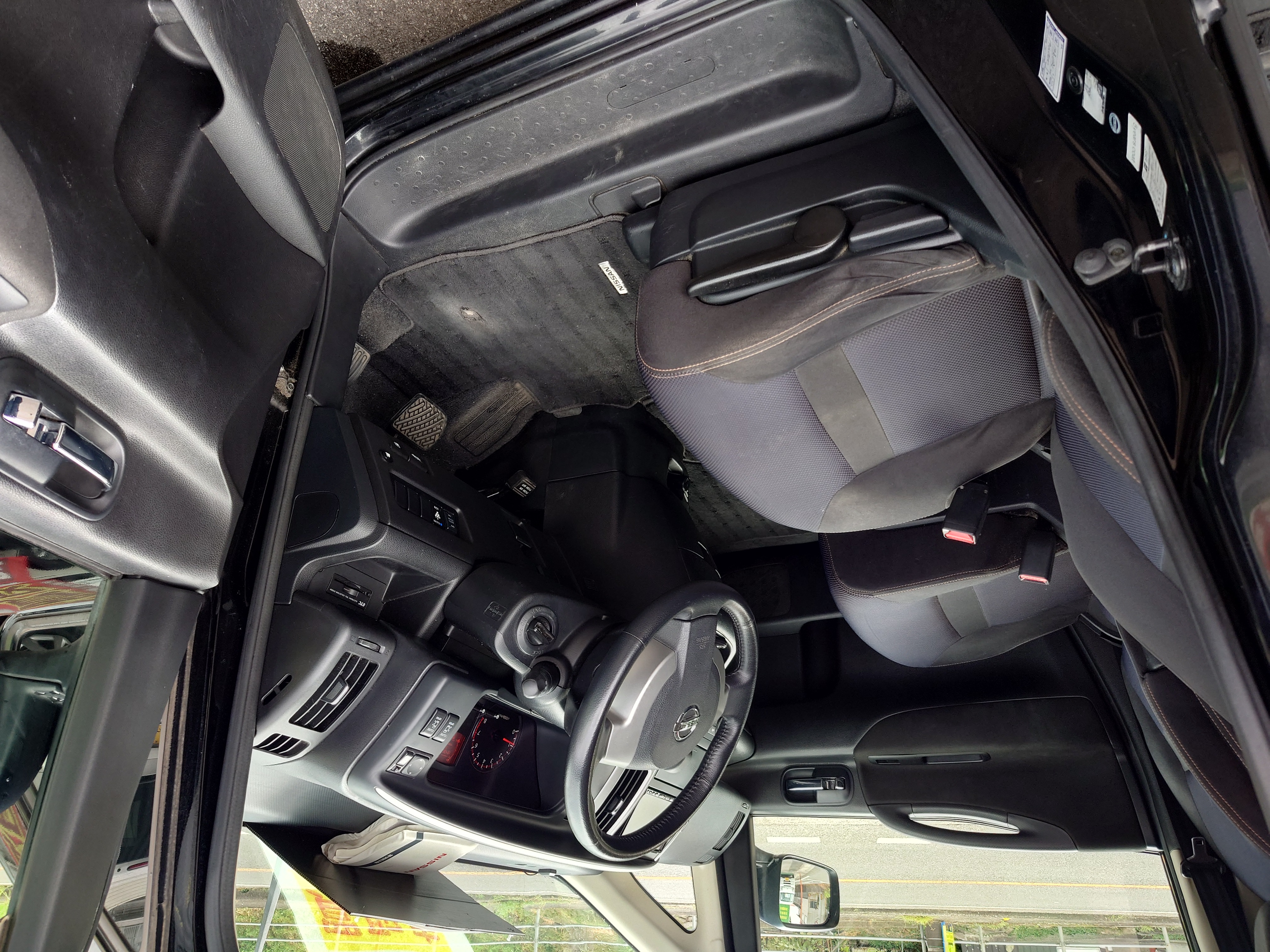 【クルマ買取事例】日産セレナハイウェイスターCC25型の運転席周り。