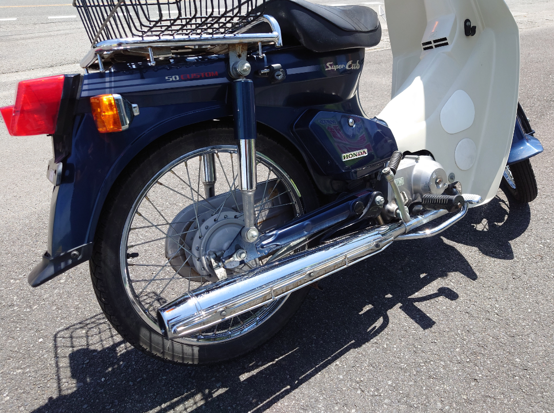 【徳島県三好郡エムネット】ホンダ・スーパーカブ50ccAA01型のマフラー付近
