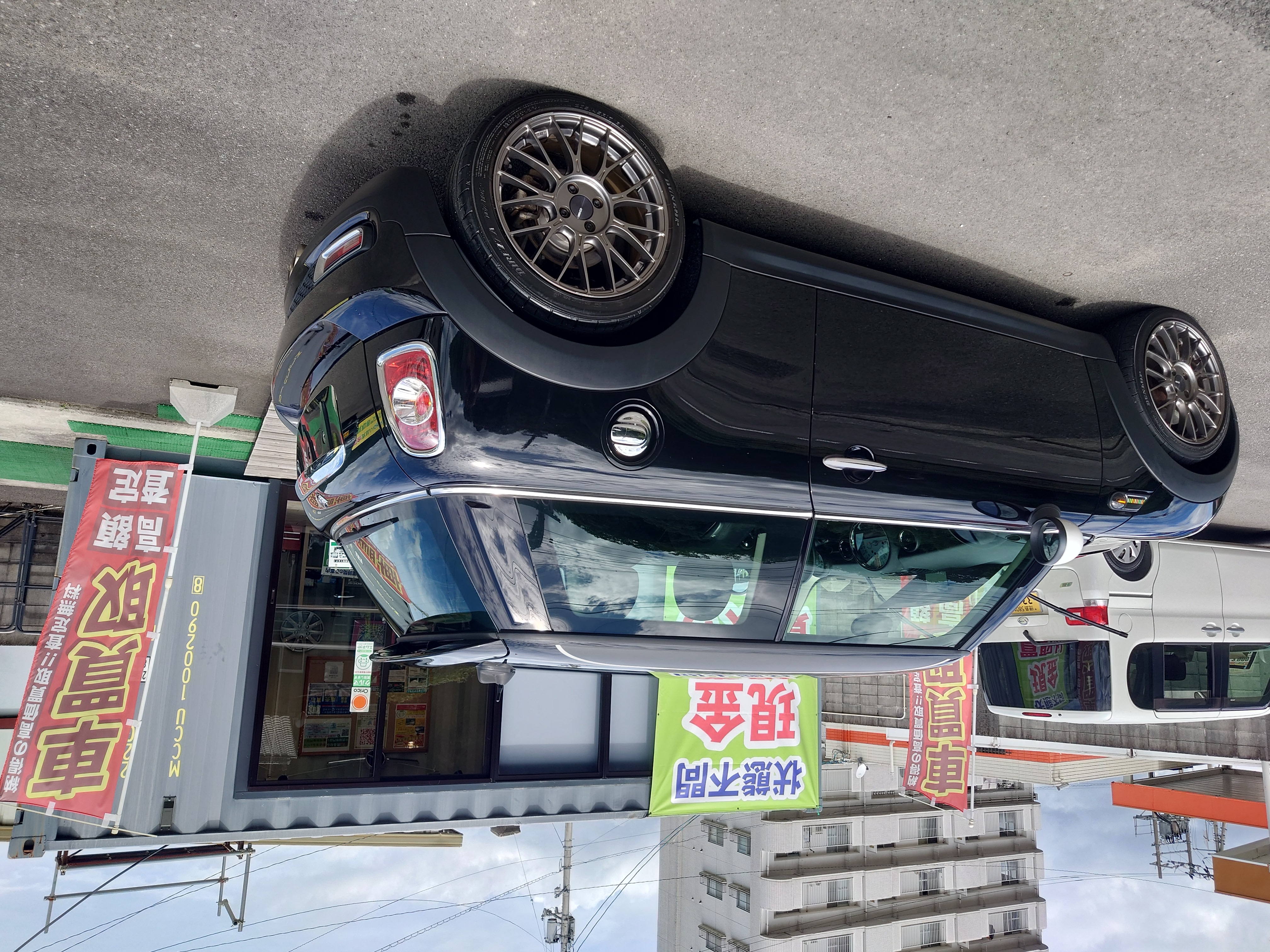 クルマ買取専門店エムネットが車買取した平成25年式ミニクーパーS・SV16型の助手席側からの見た目。