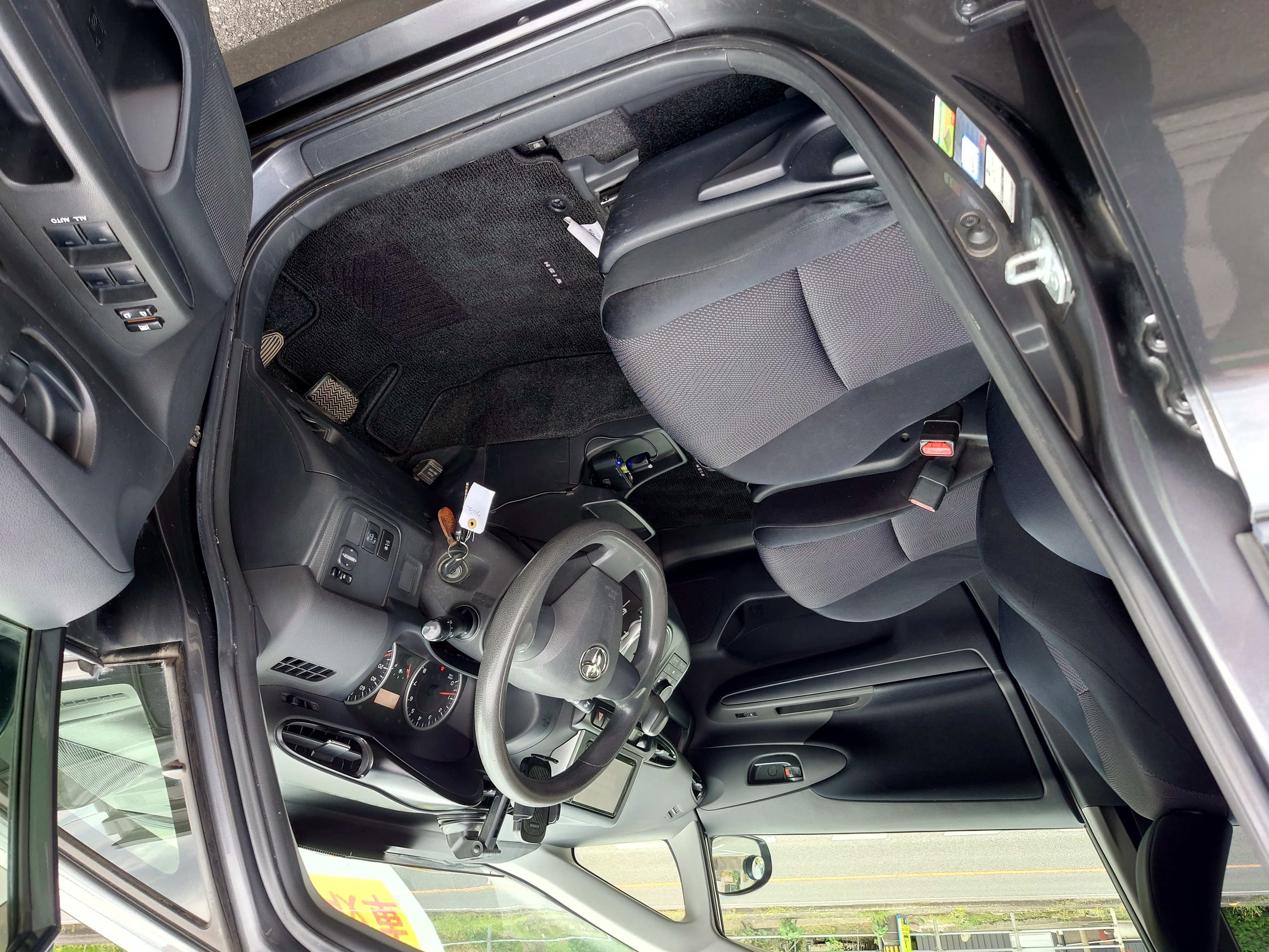 トヨタ・ウィッシュ(ZNE20型)を車買取した運転席周り|1.8X・30万km・グレーメタリック