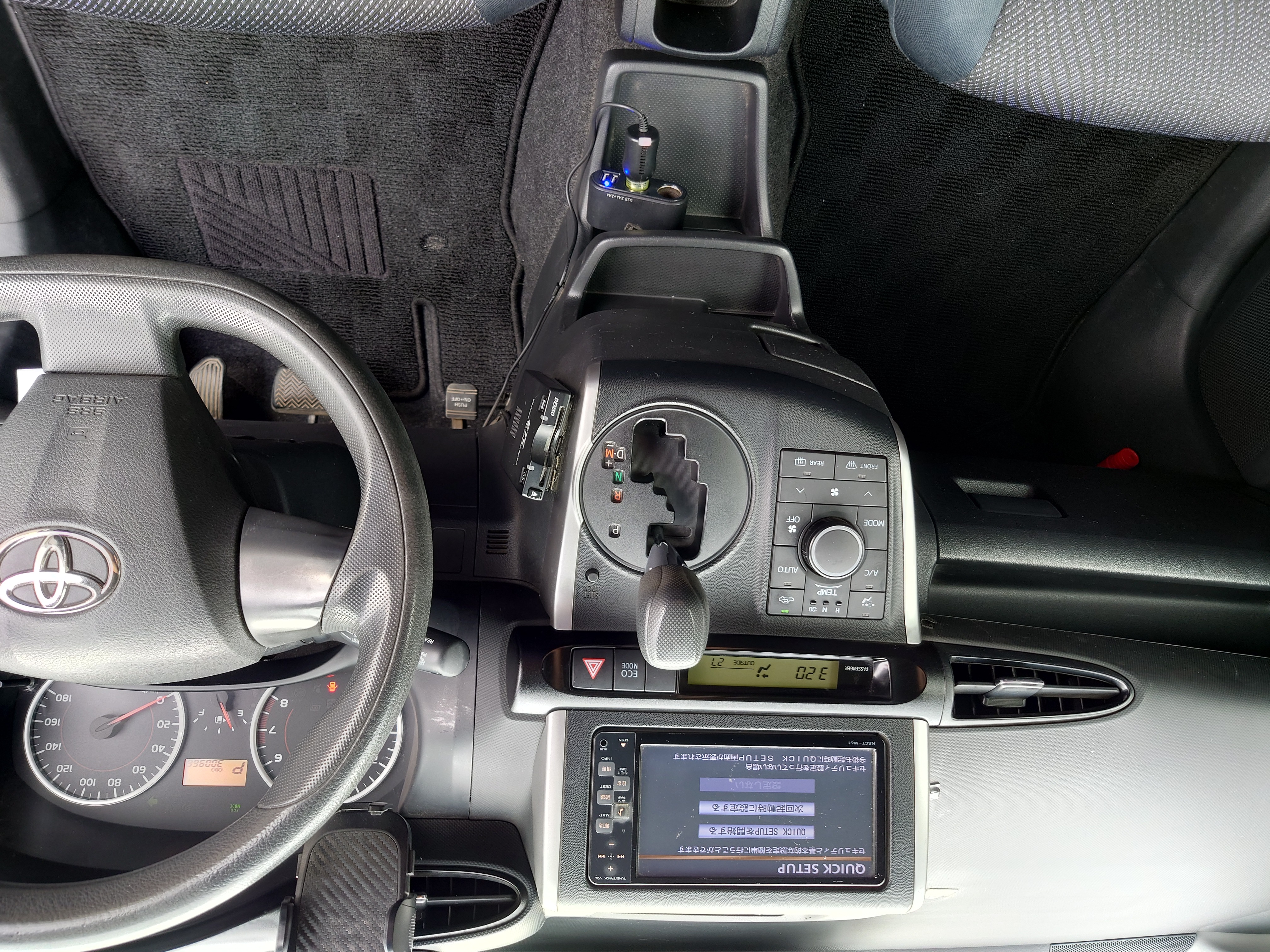 当店がトヨタ・ウィッシュ(ZNE20型)を車買取したオーディオ周り。|1.8X・30万km・グレーメタリック